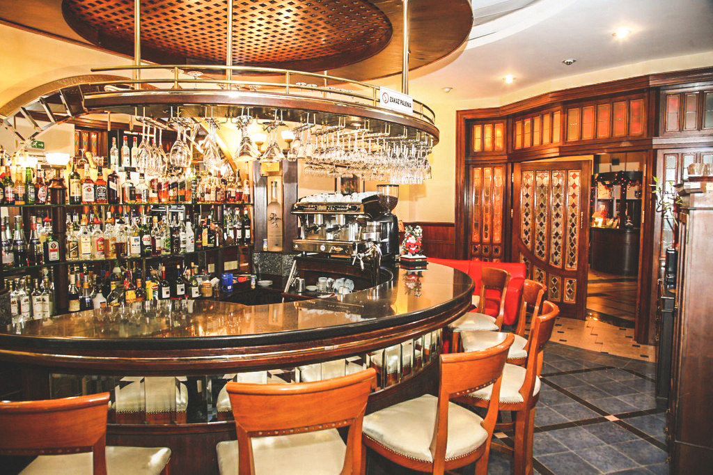 Bar Kardamon — okrągły blat, kieliszki, ciepłe światło