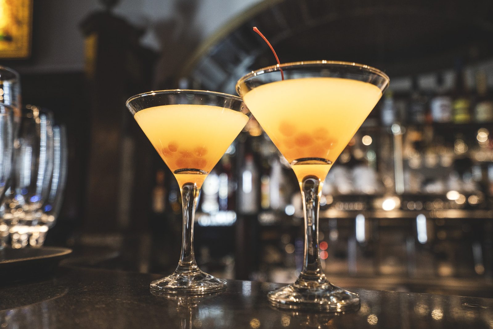 Koktajle w kieliszkach martini na blacie baru