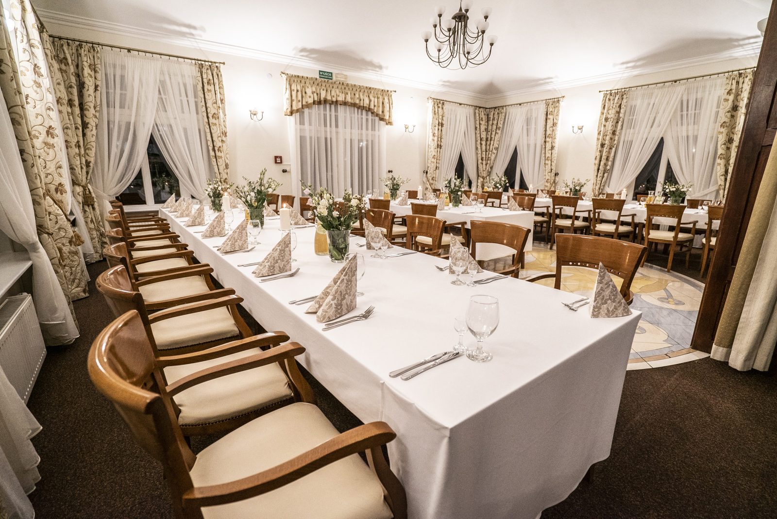 Sala bankietowa Kardamon — długie stoły, żyrandol, kremowe draperie